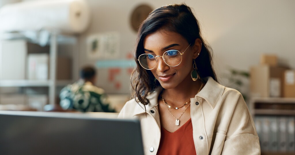 Woman in 20s on laptop