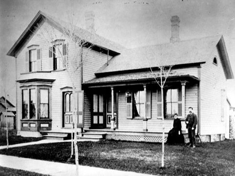 Black and white photo of an early 1900s house